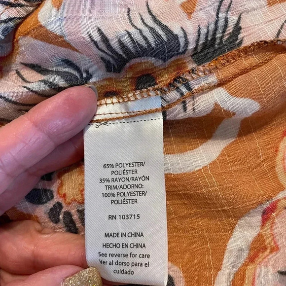 Zac and Rachel floral top with crochet accents. Size Small - Picture 7 of 7